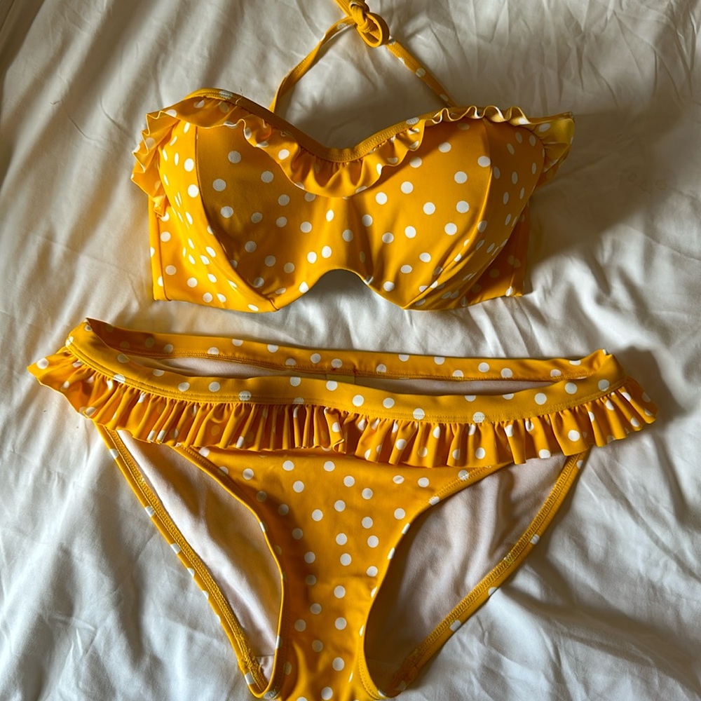 Cleo Panache Yellow polka dot Bikini Set. Top 32DDD/F. bottom M